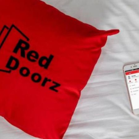 RedDoorz Plus near Mall Slipi Jaya Giacarta Esterno foto