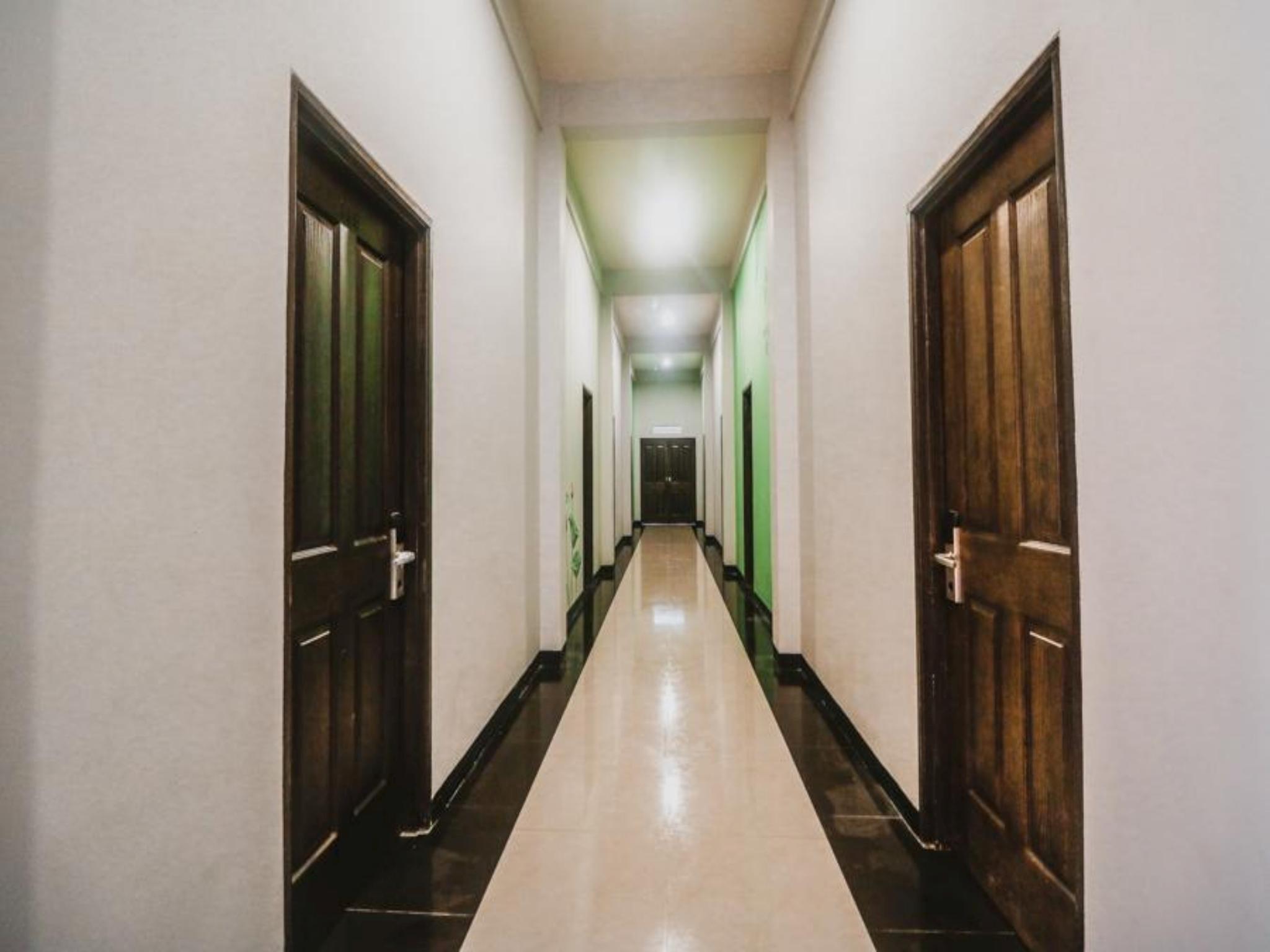 RedDoorz Plus near Mall Slipi Jaya Giacarta Esterno foto