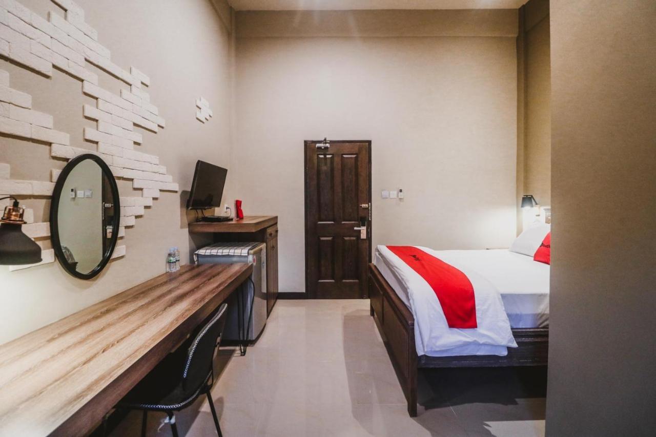 RedDoorz Plus near Mall Slipi Jaya Giacarta Esterno foto
