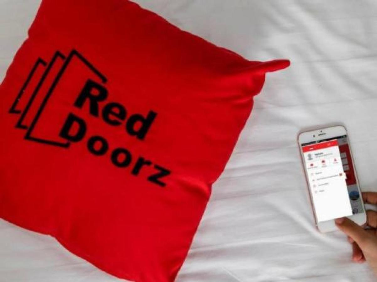 RedDoorz Plus near Mall Slipi Jaya Giacarta Esterno foto